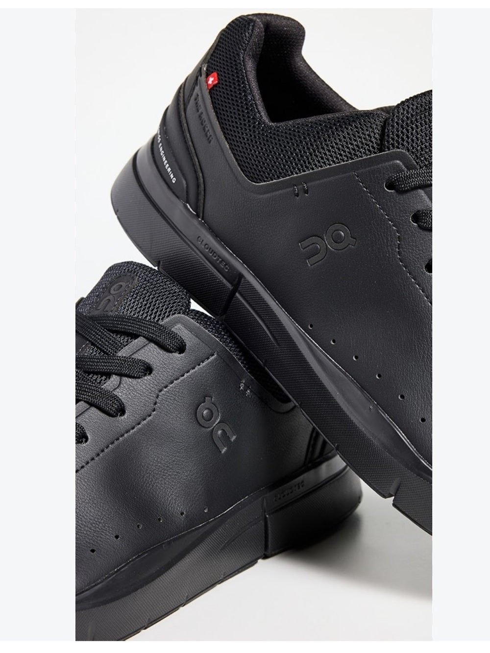 On the Roger advantage Men size 11.5 Black Low-Top Sneakers with Subtle Logo